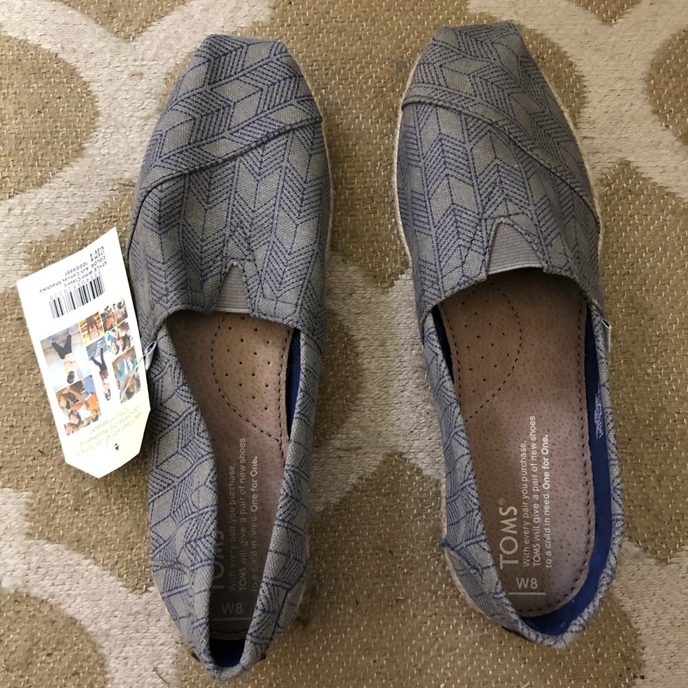 Women’s size 8 Toms